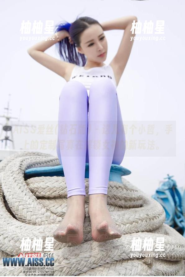 AISS爱丝(钻石版) - 这儿有个小哲，手上的定制写真在解锁女神的新玩法。