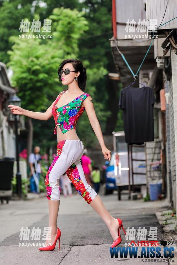 AISS爱丝(黄金版) - 索菲最新照片，秋日女神身份真能撼动整片树叶么？