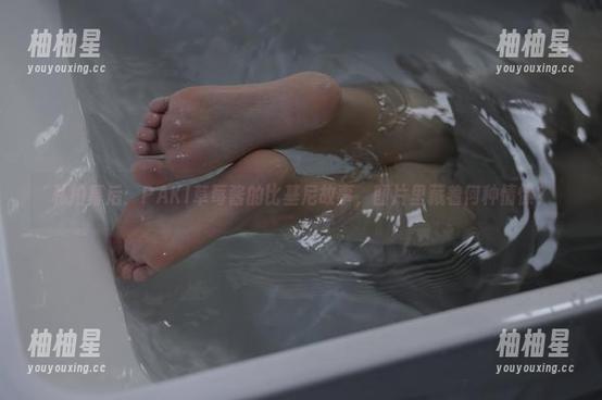 私拍幕后：PAKI草莓酱的比基尼故事，图片里藏着何种情愫？