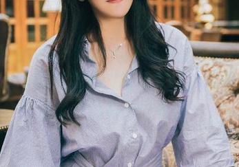 TouTiao头条女神 – 最新作品全貌！杨漫妮baby的职业装，气质在线，但我还是在想背后有多少衣柜…