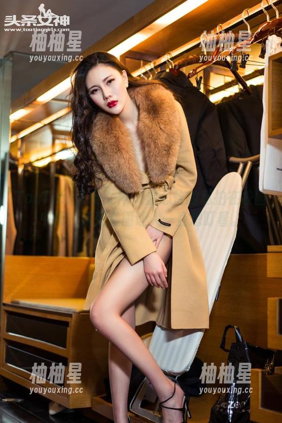 TouTiao头条女神 - 温心怡的私拍在校园中间，系列套图让人一直想盯着。