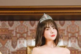 校服穿成这样，Yuna(윤아)的美图简直就是浪漫与叛逆的完美交融。