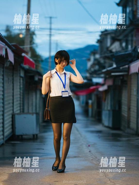 裤里丝图册：nagisa魔物喵与猫咪时装秀，打破常规的奇特体验！