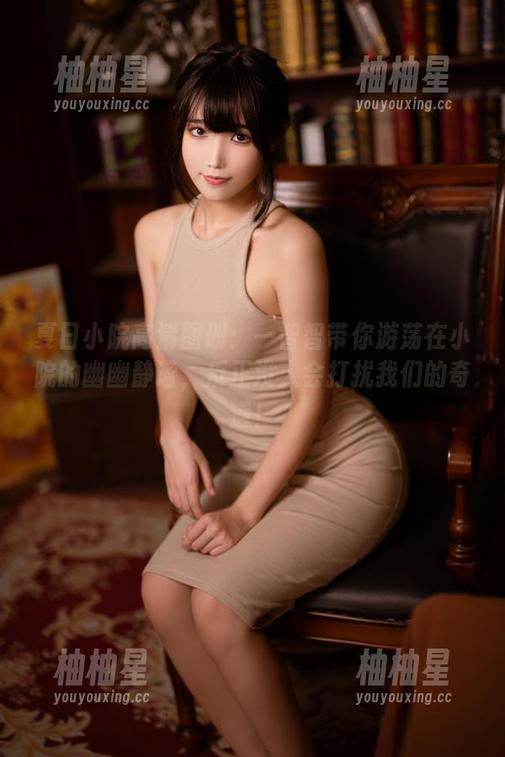 一智智 夏日小院高清图册:一智智带你游荡在小院的幽幽静谧,反正没人会打扰我们的奇遇!