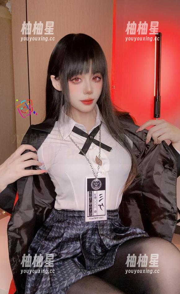 九言的写真集可真有趣，交错战线的原图总是充满惊喜