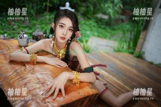 分享：余多多Dudu的眼镜美图，能把普通变得奢华。