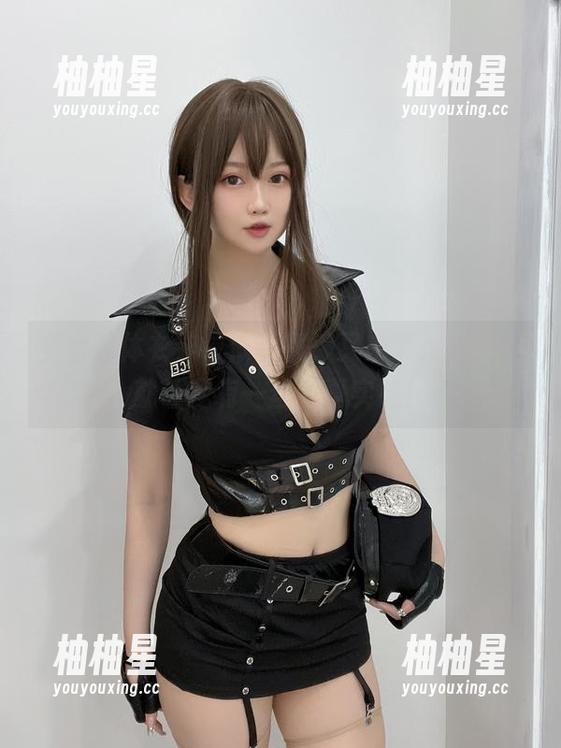 依依超级懒 全套连体衣,依依超级懒又来了,这画面就让我有一丝不真实感!