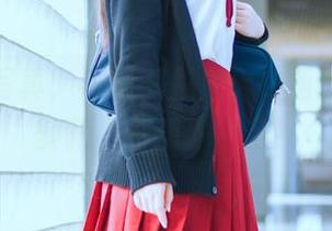 手里的写真，满满都是兔玩映画的甜心小萝莉，真想偷一口！