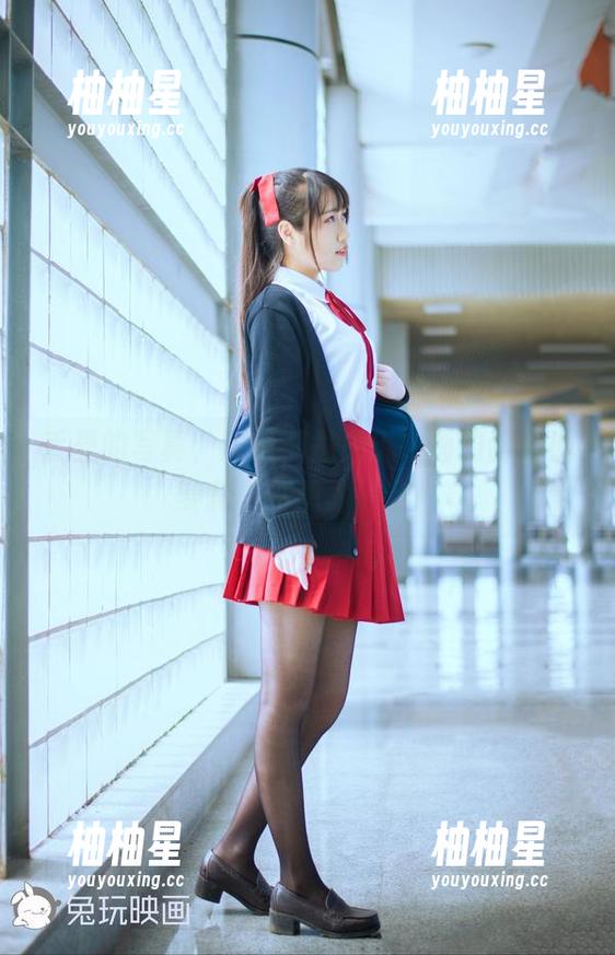 手里的写真，满满都是兔玩映画的甜心小萝莉，真想偷一口！