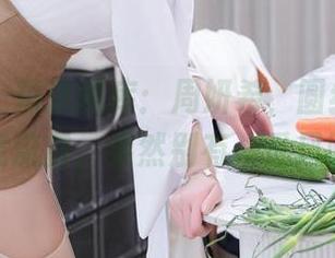 微密圈 – 精选图库：周妍希，圆红布兜的随意流露，果然别有一番风味。