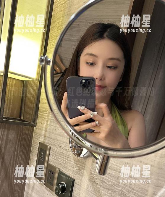 微密圈 - 奶雯：红色的诱惑与千万像素的高清碰撞！