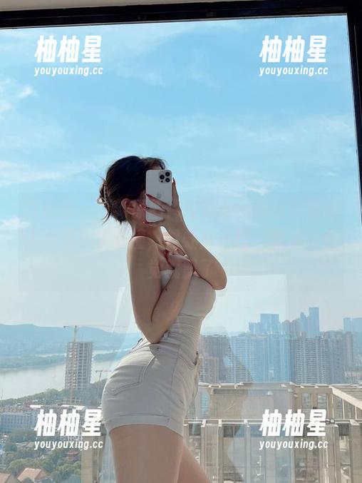 安妮yoo 微密圈 - 更新原图:安妮yoo身材好得让人心里小鹿乱撞,霓虹灯一打,情绪不自觉就飘了