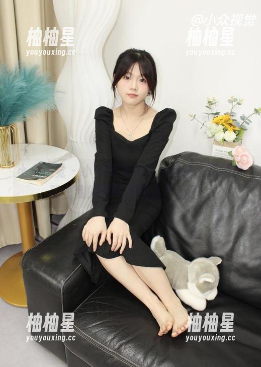 小众视觉-小苹果 小众视觉 - 小苹果在皮衣里晃荡,高清套图里我的眼睛都快追不上了。