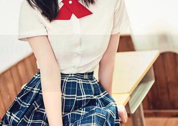 年年Nnian在线图集：可爱的模样，让我想问她吃的是什么。