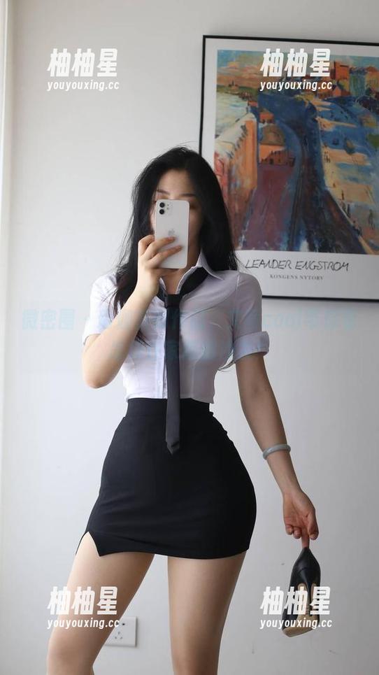 微密圈 - 瑜伽系列作品，文茜cool带你看怎样在家踢翻沙发！