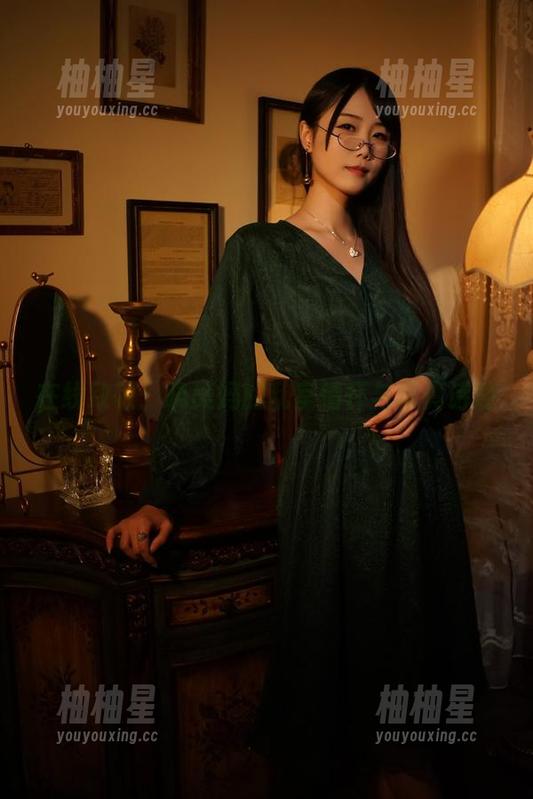 在线致敬：晓美妈的乱室情怀与写真诗意