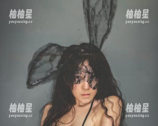 樱晚gigi带着皮衣的写真，突然有种街头不羁的气息扑面而来！
