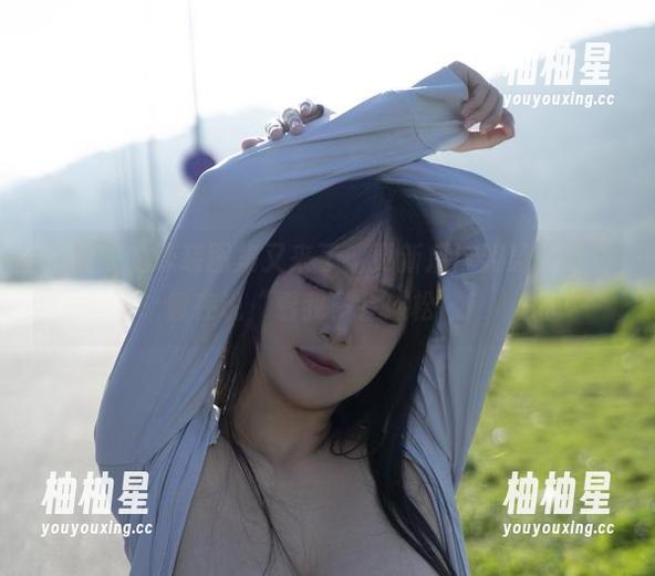 浅安安 浅安安的泳装图集又来了,更新后这姿势,简直像在说“看我多会放松”!