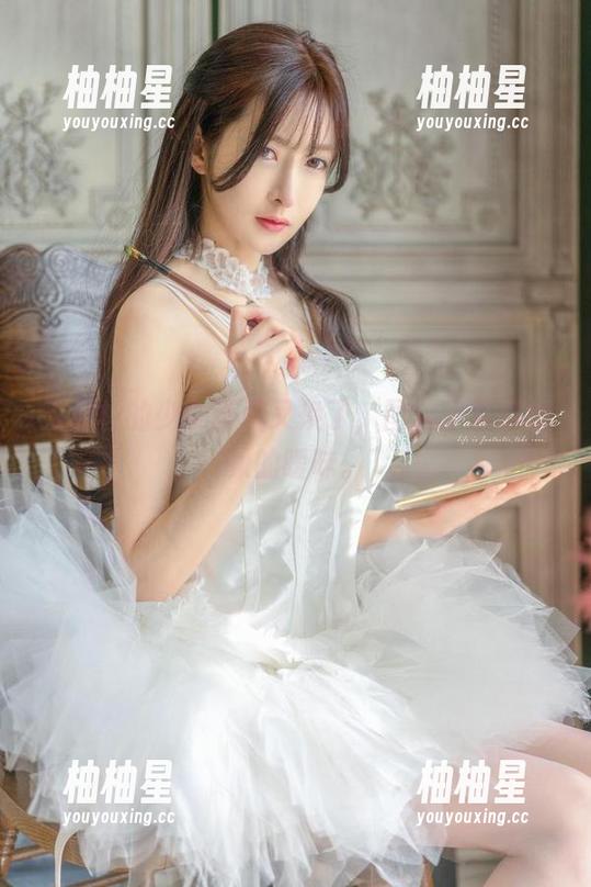 王羽杉的少女画风又换了，图包里充满想象的暧昧。