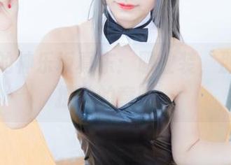 照片中的神乐坂真东：职业装，那种微微撩动的意味…
