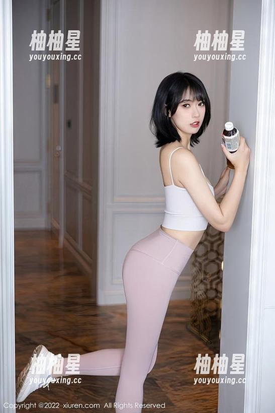 秀人网-Emily顾奈奈酱 秀人网 - Emily顾奈奈酱的黑丝美臀,图片更新,真让人忍不住想停下来多看几眼,难道是黑丝有魔力?