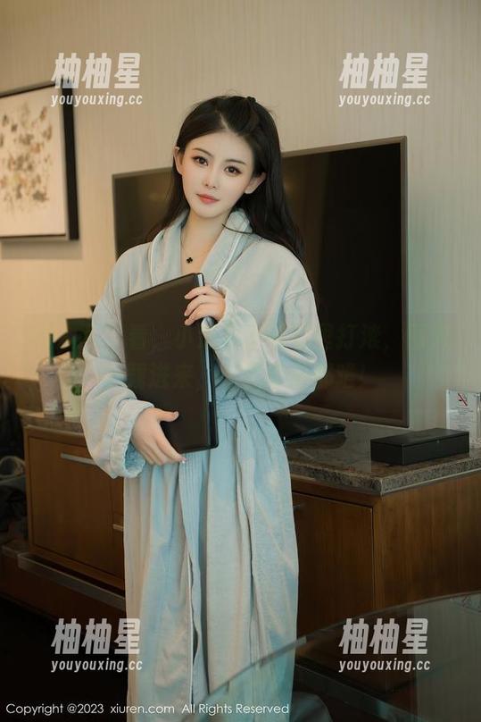 秀人网-小逗逗 秀人网 - 看,小逗逗在毛衣里打滚,图包下载进来,不找乐子都难!