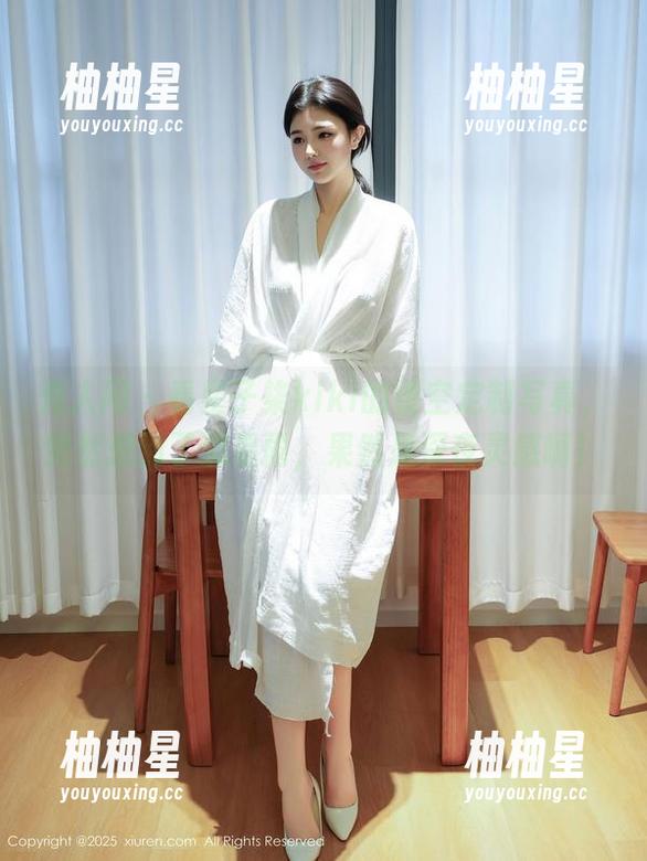 秀人网-星子柒kiki 秀人网 - 看星子柒kiki的镂空定制写真,突然想到了流星雨,果然是深夜灵感啊!