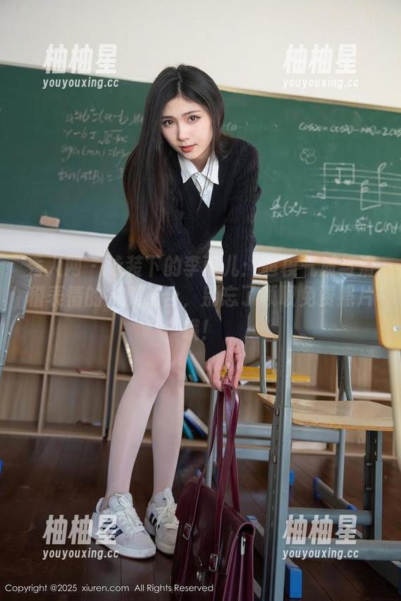 秀人网-李可儿 秀人网 - 泳装下的李可儿:超模气质与滑稽表情的完美结合,别忘了领取免费照片哦!