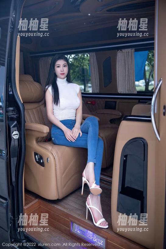 秀人网 - 筱慧icon的最新写真-黑丝篇：我现在好想变成那根丝，只为被欣赏！