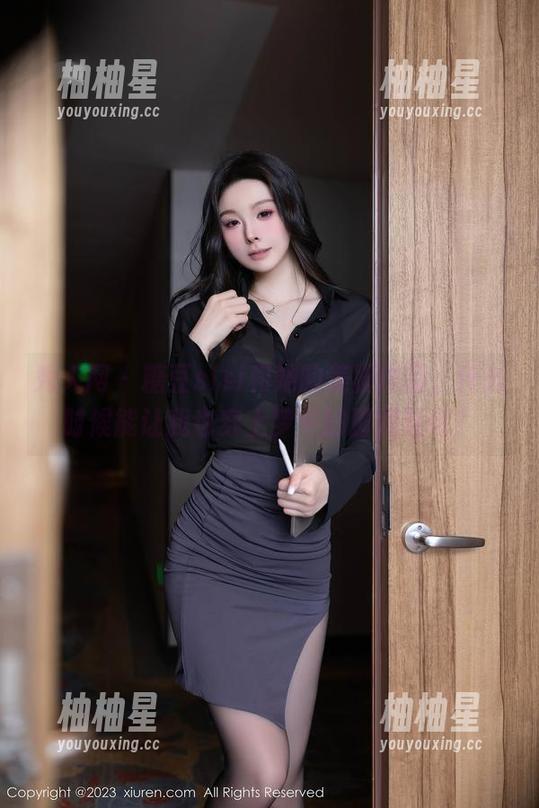 秀人网 - 糖豆sisi和她的美脚作品，什么时候能让我也穿上梦中的那双鞋呢？