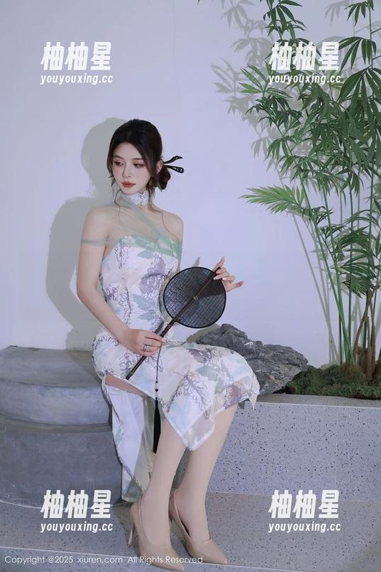 秀人网 - 不只是眼镜：蛋蛋宝在图库作品中的趣味探险！