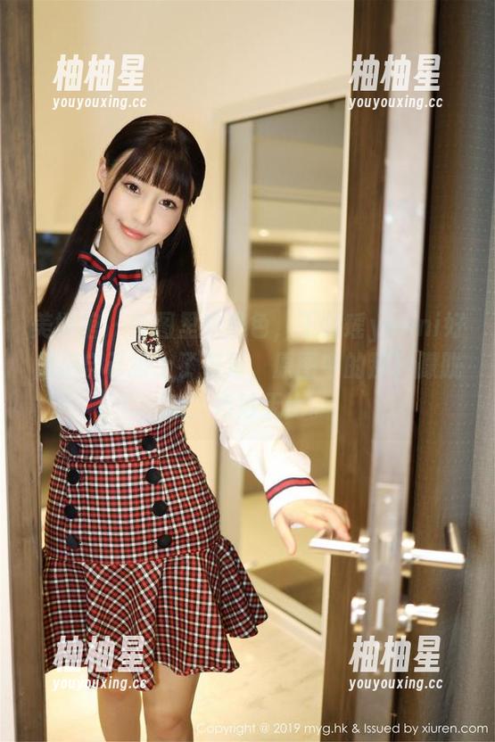 美媛馆 - 套图里的黑色，王馨瑶yanni好像把自己披上了夜幕，原图中的那种朦胧感，巧妙无比。