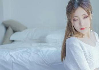 婷婷玉立又柔软如丝，翎柒菜菜最新的睡衣美图给我难以言喻的暖意。