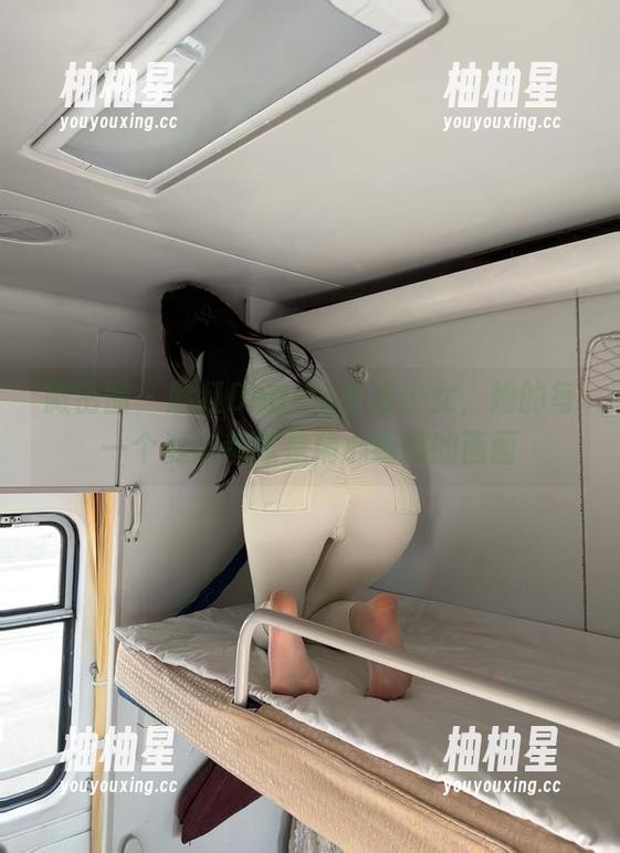微密圈 - 脸红Dearie高清少女，她的每一个姿态都像是精心编排的画面