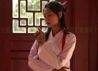 蜜桃社 – 在佩琦Pinky的办公室里，图库里记录的每个细节都让人惊叹。