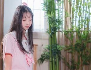 内衣作品？西瓜少女却把它玩得像水果沙拉一样，怪有意思的。
