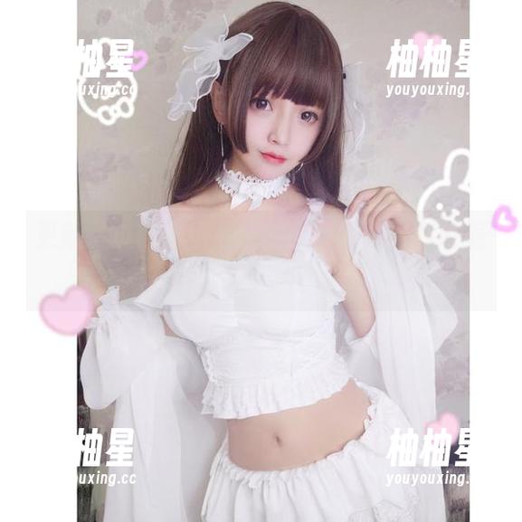 更新了过期米线线喵的少女写真，我盯着这些照片快要出神了。