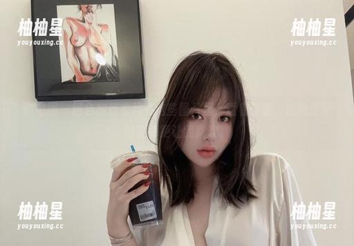 微密圈 - 阿色的连衣裙在这些图片里，透着轻盈，但她搭配的表情更让我喜欢。