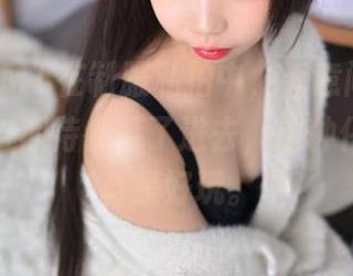雪琪SAMA在制服私拍中，无意间将一个人的梦与期待都装了进去，这种化学反应真是好玩。