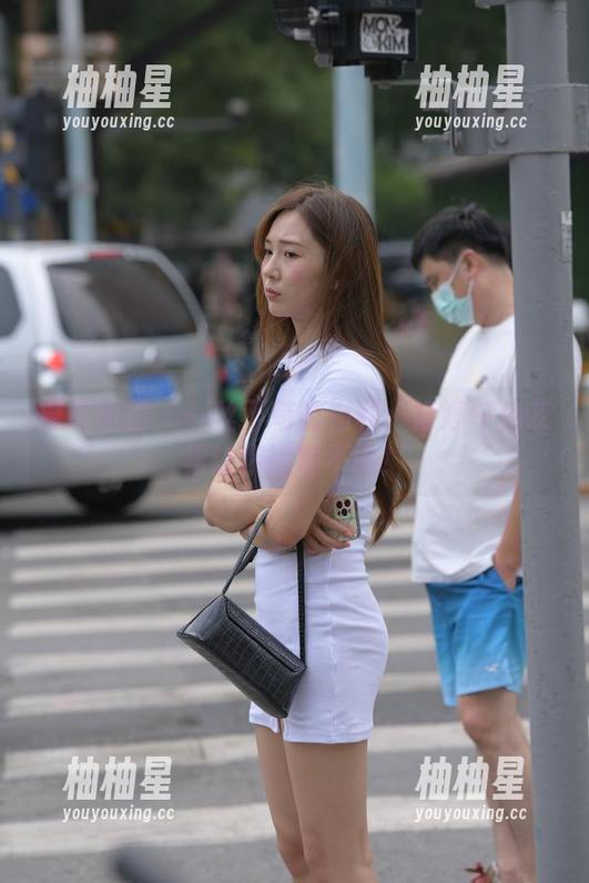 魔镜街拍-婷婷 魔镜街拍 - 一丝不苟的福利:婷婷午后灰裙让你欲罢不能!