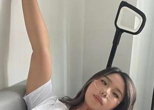 微密圈 – 黑饱宝的棉袜写真：这丝袜没穿上换成了棉袜，别有一番风味！